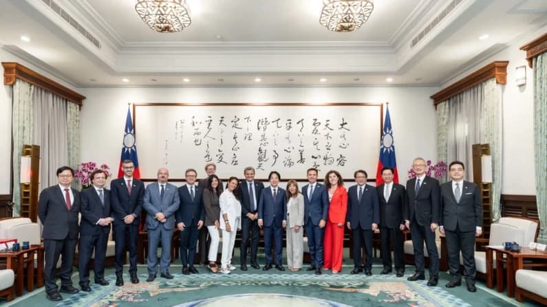 Delegación parlamentaria de Italia visita Taiwán durante conversaciones de la UE de semiconductores