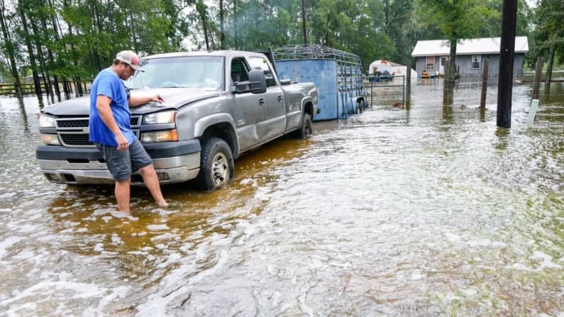 Tormenta tropical Edouard permanece sobre Texas provocando inundaciones en viviendas y carreteras