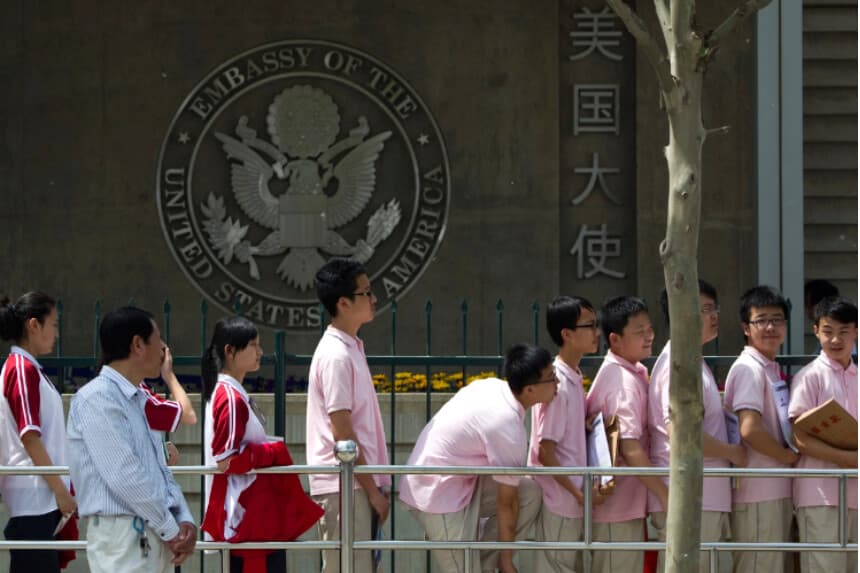 DHS cita casos de seguridad vinculados a China en nueva norma para visas de estudiantes