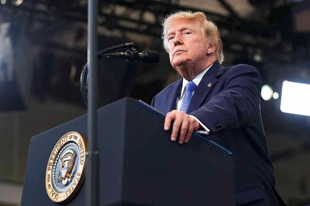 El presidente Donald Trump hace una pausa mientras pronuncia un discurso en el Centro David S. Mack para Entrenamiento e Inteligencia en Garden City, Nueva York, el 14 de agosto de 2026. (Samuel Corum/Getty Images).