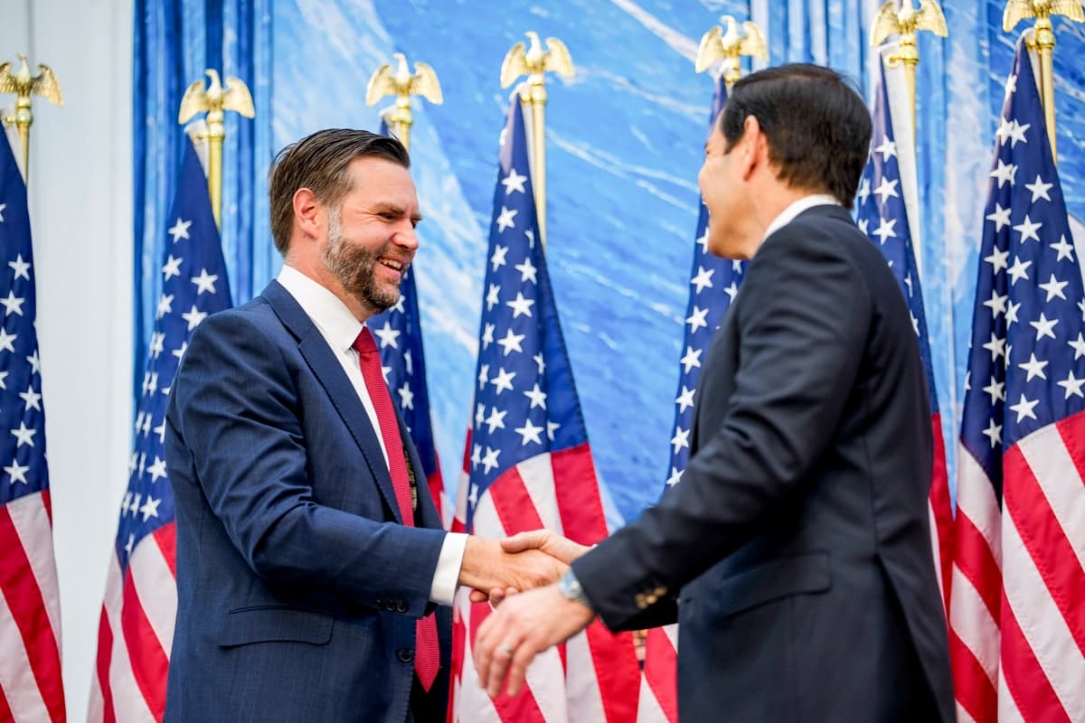 El vicepresidente JD Vance (izquierda) es presentado en el escenario por el secretario de Estado Marco Rubio (derecha) durante el evento de lanzamiento de Foundry School en el Instituto de la Paz de Estados Unidos en Washington el 3 de septiembre de 2026. Foundry School es un programa nacional lanzado por la administración Trump para capacitar a trabajadores calificados que ayuden a reconstruir la industria manufacturera estadounidense como parte de una iniciativa del Departamento de Estado llamada Pax Silica. (Andrew Harnik/Getty Images)