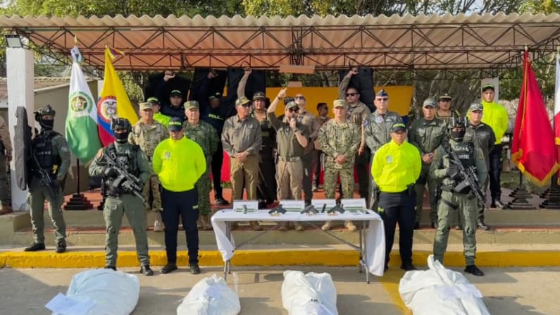 De la Espriella muestra a la prensa los cuerpos de cuatro abatidos en La Guajira