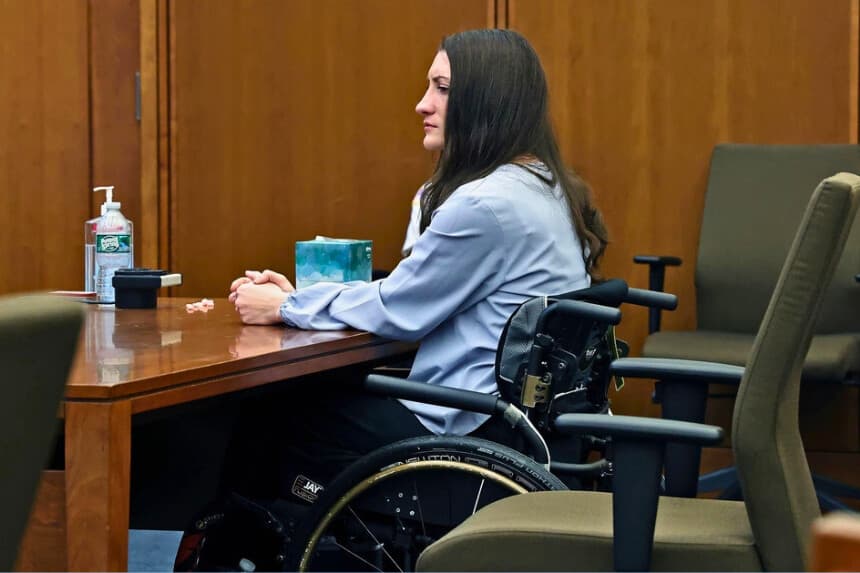Lindsay Clancy está sentada en la mesa de la defensa durante su juicio en el Tribunal Superior de Plymouth, en Plymouth, Massachusetts, el 27 de agosto de 2026. (Greg Derr/The Patriot Ledger vía AP, Pool).