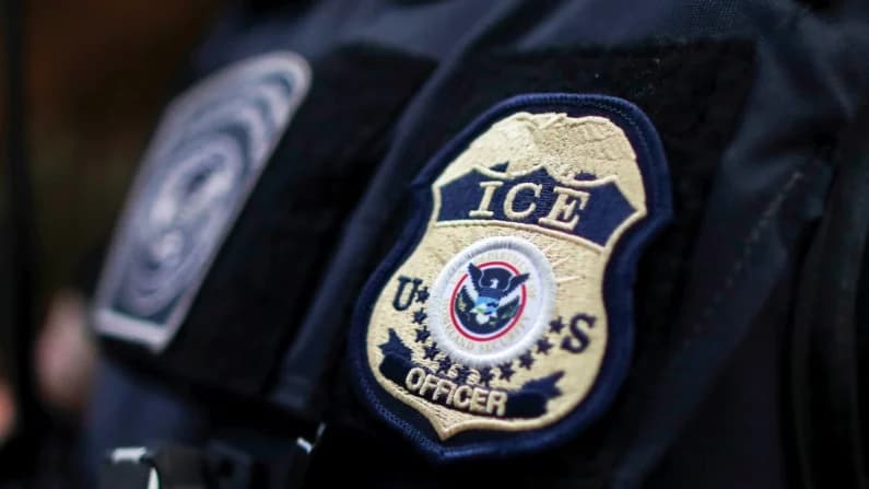 Acusan a agente del ICE por mentir sobre el tiroteo en Minneapolis
