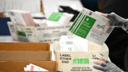 Juez extiende suspensión de la norma sobre boletas de voto por correo del Servicio Postal de EE. UU.