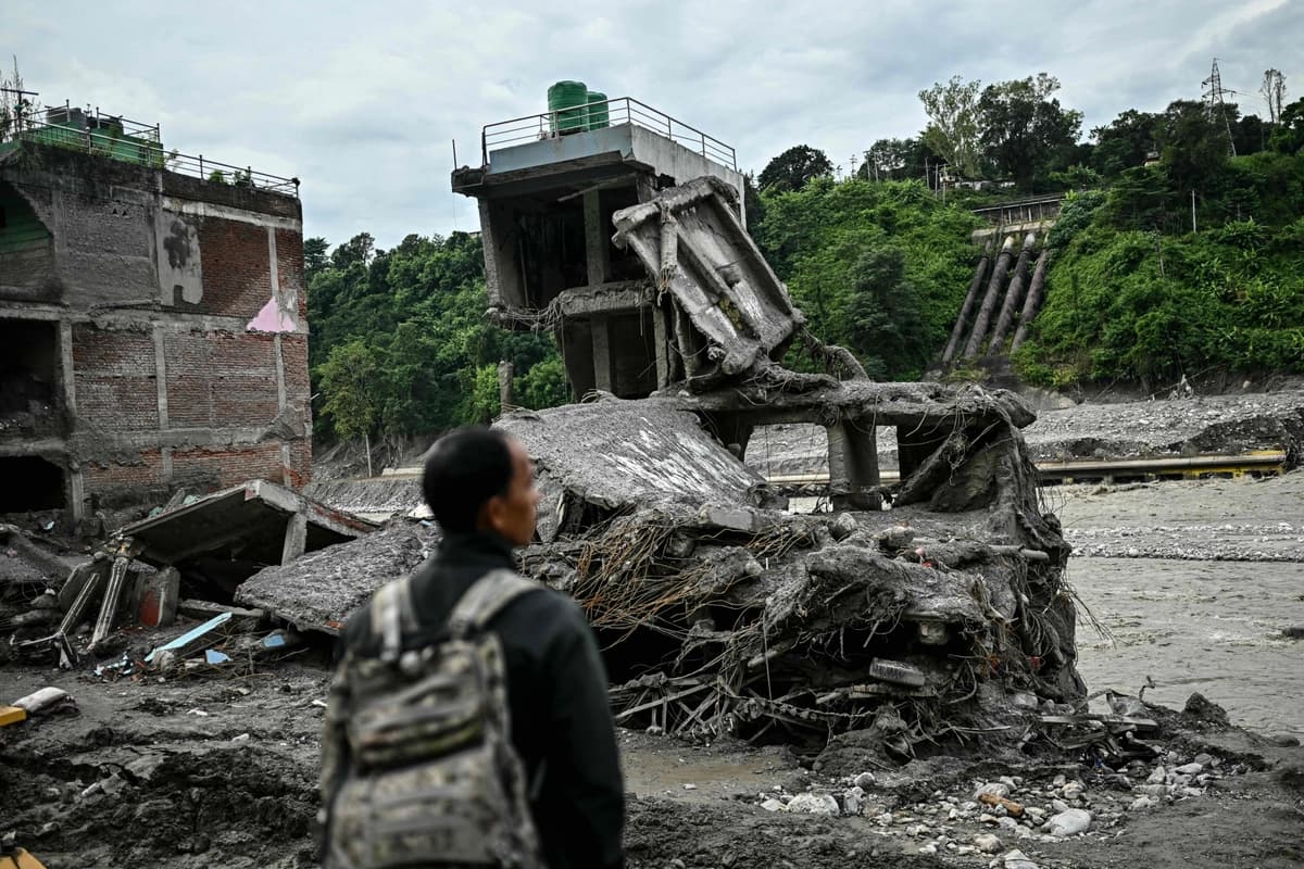 Un hombre se encuentra frente a casas dañadas y cubiertas de lodo tras las inundaciones repentinas en Trishuli, en el distrito de Nuwakot, Nepal, el 4 de septiembre de 2026. (Pedro Pardo/AFP vía Getty Images)