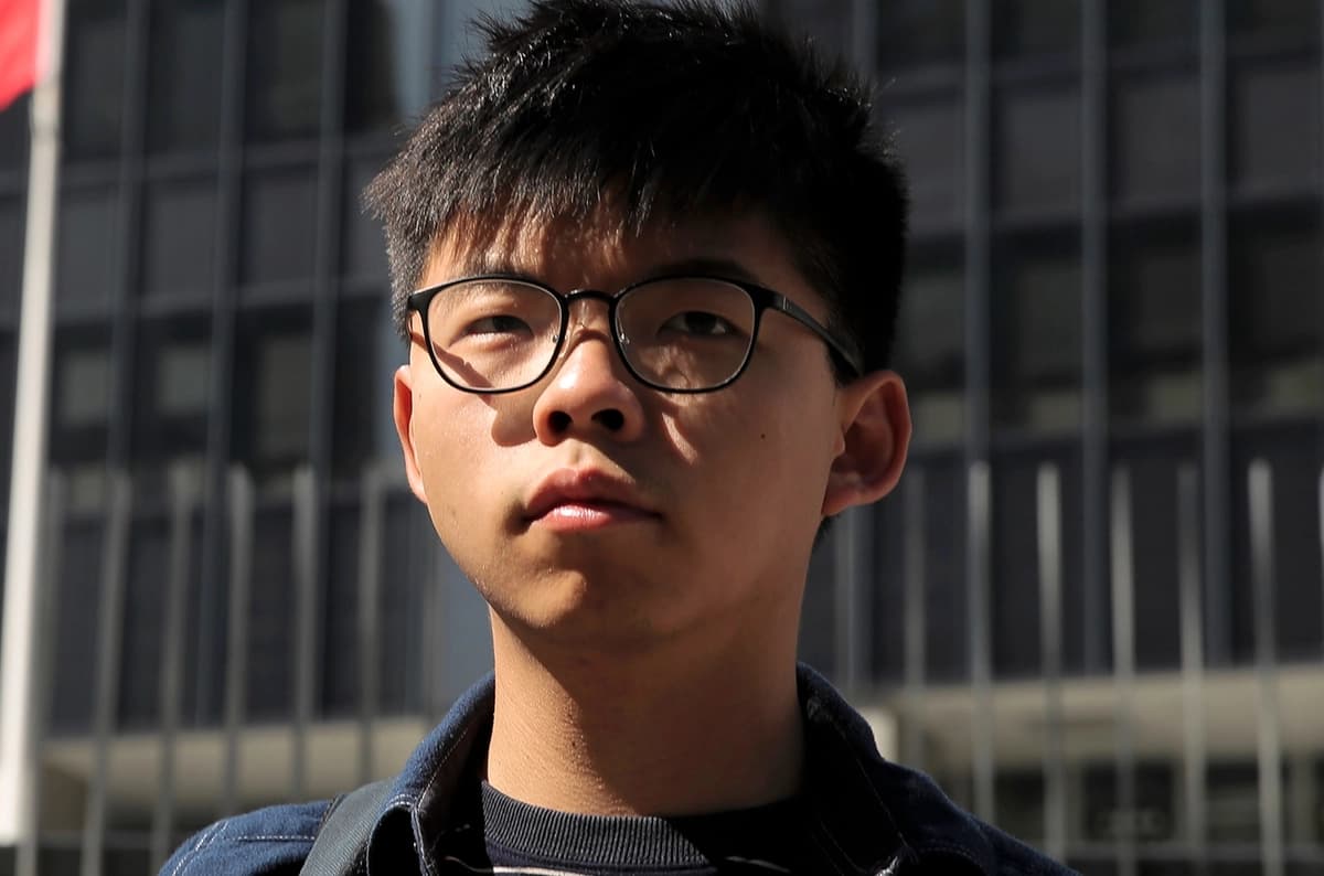 El activista prodemocrático Joshua Wong se encuentra frente al edificio del Consejo Legislativo en Hong Kong el 28 de noviembre de 2019. (Kin Cheung/AP Photo)