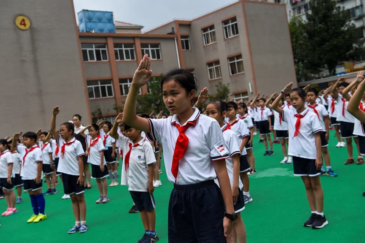 Padres cuestionan la supuesta obligación de seguir las noticias diariamente en una escuela china