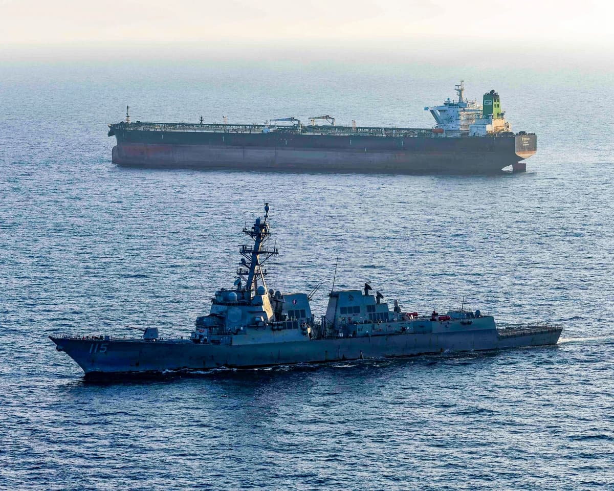Washington desmiente a Irán sobre un ataque naval mientras Teherán proyecta cerrar el Estrecho de Ormuz