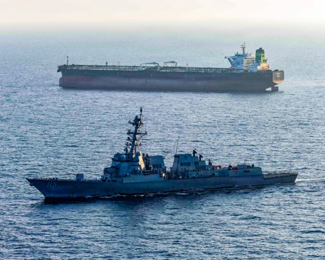 Embarcaciones en el Estrecho de Ormuz el 26 de abril de 2026. (Armada de EE. UU. vía Getty Images)