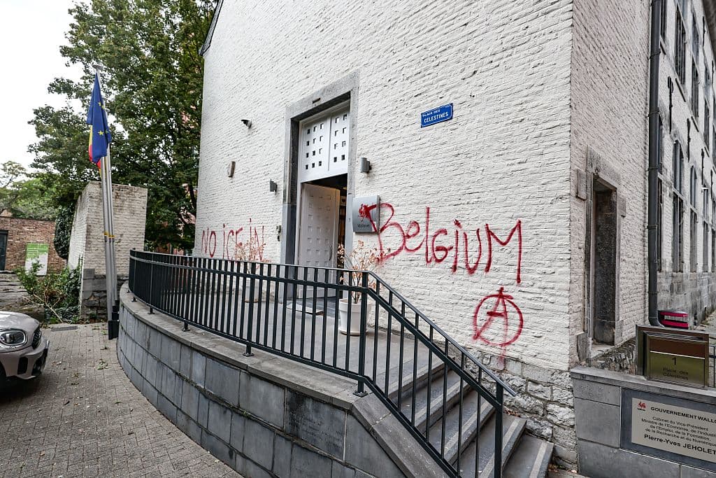 Se ven etiquetas en la fachada de las oficinas del vicepresidente y ministro valón Pierre-Yves Jeholet el miércoles 2 de septiembre de 2026, en Namur. (BRUNO FAHY / BELGA MAG / Belga / AFP vía Getty Images)
