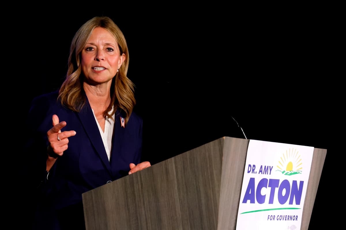 La Dra. Amy Acton, candidata demócrata a gobernadora, habla en un acto de campaña la noche de las elecciones primarias tras ganar la nominación del partido para gobernadora en Columbus, Ohio, el 5 de mayo de 2026. (Foto de Jay LaPrete/AP).