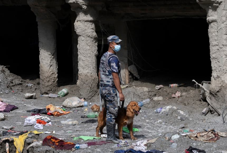 Un agente de Nepal en los trabajos de rescate tras la riada. (EFE/EPA/NARENDRA SHRESTHA)