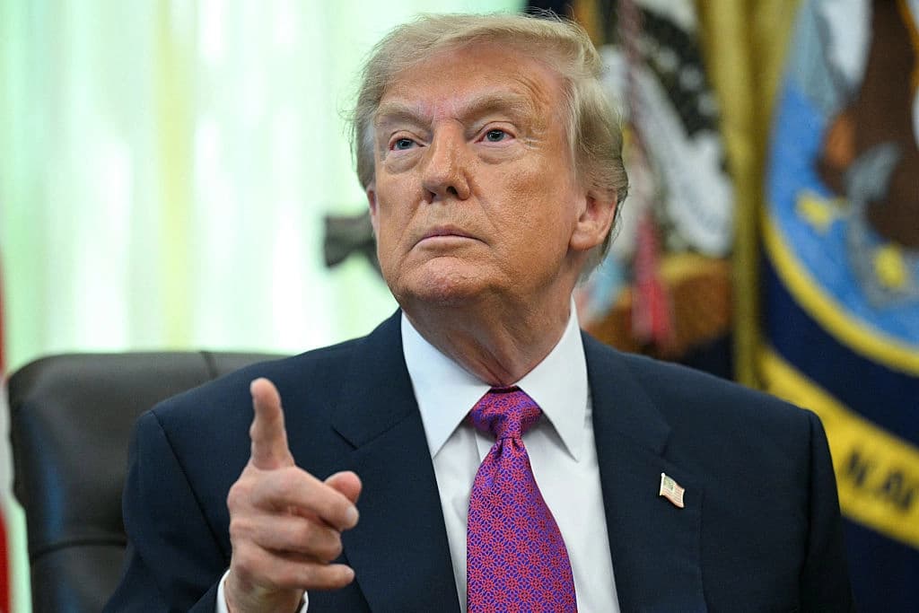 El presidente estadounidense Donald Trump habla tras firmar una orden ejecutiva que busca cambiar el nombre del lago Ontario a lago América en el Despacho Oval de la Casa Blanca en Washington, D.C., el 27 de agosto de 2026. El presidente Donald Trump anunció el jueves que cambiará el nombre del lago Ontario, una gran masa de agua compartida por Estados Unidos y Canadá, a "Lago América". Trump firmó la orden en la Casa Blanca y dijo a los periodistas que el cambio era "eficaz de inmediato". (Foto de Jim Watson / AFP vía Getty Images).