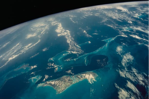 Las plataformas de aguas poco profundas de color azul claro de las Bahamas, vistas desde el transbordador espacial Columbia durante la misión STS-52, del 22 de octubre al 1 de noviembre de 1992. (Space Frontiers/Archive Photos/Hulton Archive/Getty Images)
