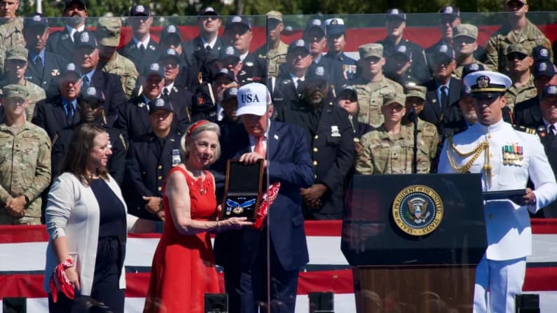 Trump otorga póstumamente la Medalla de la Libertad al héroe del 11-S conocido como "Red Bandana"