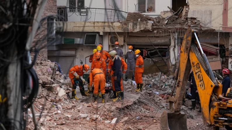 7 muertos deja el derrumbe de un albergue en Nueva Delhi mientras buscan sobrevivientes