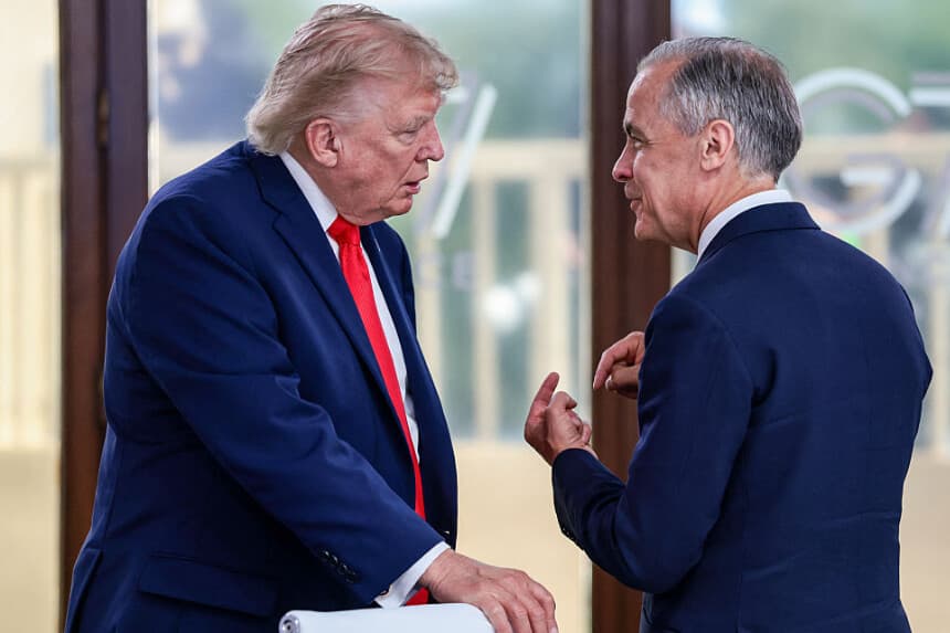 El presidente Donald Trump conversa con el primer ministro canadiense Mark Carney durante un almuerzo de trabajo en el marco de la cumbre del G7, celebrada en Evian, Francia, el 16 de junio de 2026. (Evelyn Hockstein/POOL/AFP vía Getty Images).