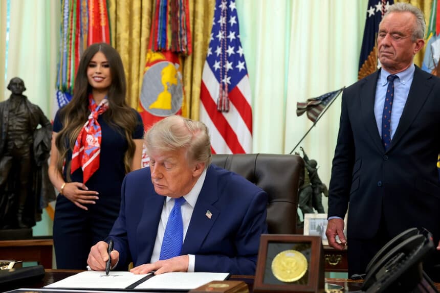 El presidente Donald Trump, acompañado por el secretario de Salud y Servicios Humanos, Robert F. Kennedy Jr. (derecha), y Jayme Leagh Franklin, de The Conservateur (izquierda), firma una orden ejecutiva que establece que las vacunas infantiles se administren en visitas separadas, durante un evento celebrado en el Despacho Oval de la Casa Blanca el 10 de agosto de 2026. (Anna Moneymaker/Getty Images).