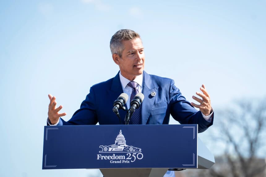 El secretario de Transporte, Sean Duffy, toma la palabra durante una conferencia de prensa en la que se presenta el nuevo auto de IndyCar para el Gran Premio Freedom 250, en Washington, el 9 de marzo de 2026. (Madalina Kilroy/The Epoch Times).