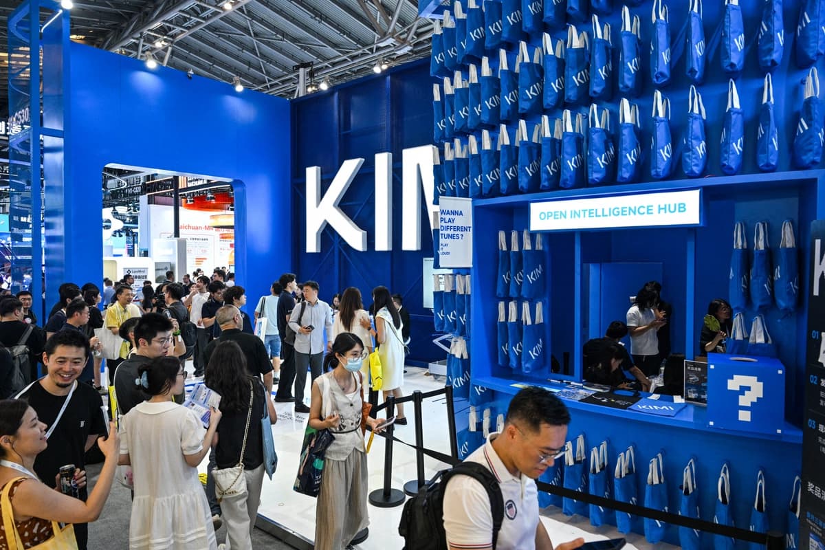 Varias personas visitan el stand de Moonshot AI, donde se exhibe el modelo Kimi K3, durante la Conferencia Mundial de Inteligencia Artificial (WAIC) en Shanghái el 18 de julio de 2026. (Hector Retamal/AFP vía Getty Images).