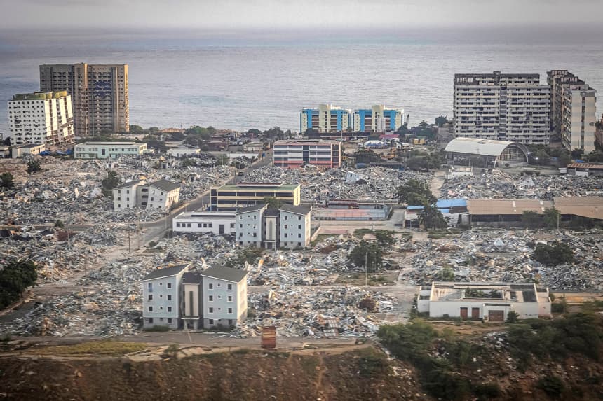 Fotografía aérea que muestra la urbanización Hugo Chávez que resultó afectada por los terremotos de junio, en Catia La Mar, Venezuela. (EFE/ Henry Chirinos)