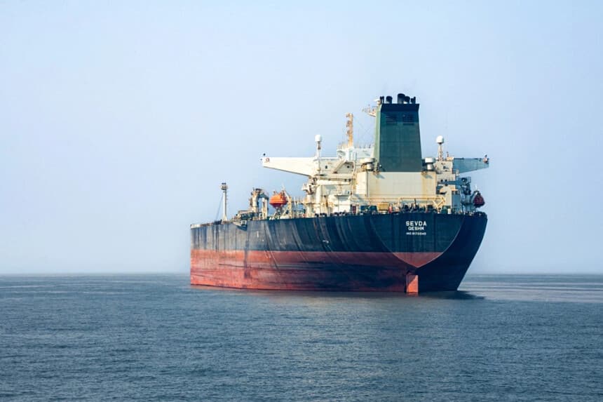 El petrolero iraní Sevda zarpa cerca de Bandare Asaluyah, Irán, el 27 de enero de 2026. (Sam/ Middle East Images/AFP vía Getty Images).