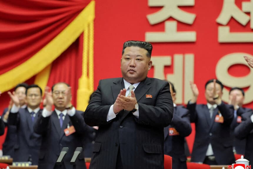 El líder norcoreano Kim Jong Un aplaude en Pyongyang el 22 de febrero de 2026. (KCNA vía Reuters).
