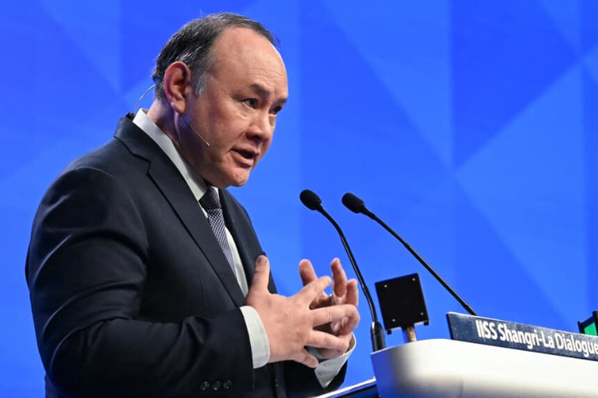 El secretario de Defensa de Filipinas, Gilberto Teodoro Jr., pronuncia un discurso durante la quinta sesión plenaria de la Cumbre del Diálogo de Shangri-La, celebrada en Singapur el 1 de junio de 2025. (Mohd Rasfan/AFP vía Getty Images).