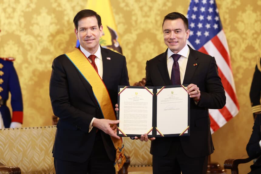 otografía cedida por la Presidencia de Ecuador del presidente ecuatoriano, Daniel Noboa (d), junto al secretario de Estado de EE.UU., Marco Rubio, durante la condecoración a Rubio con la orden nacional mérito en el grado de gran cruz este miércoles, en el Palacio de Gobierno de Ecuador en Quito, Ecuador. (EFE/ Presidencia de Ecuador)