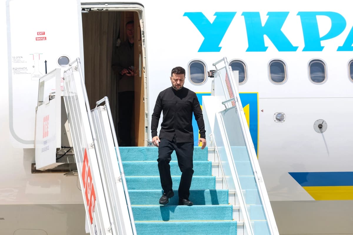 El presidente ucraniano Volodimir Zelenski desciende de un avión a su llegada al aeropuerto de Ankara, en Turquía, el 15 de mayo de 2025. (Adem Altan/AFP vía Getty Images)