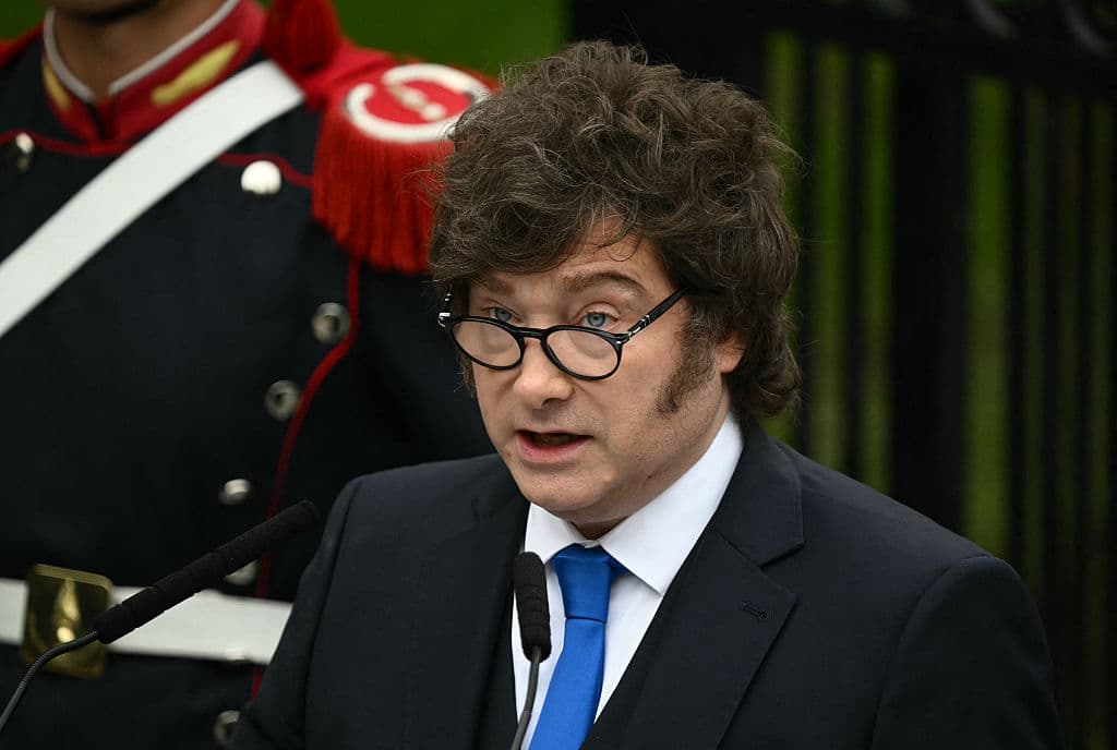 El presidente de Argentina, Javier Milei, pronuncia un discurso durante la ceremonia de conmemoración del 44.º aniversario de la guerra entre Argentina y el Reino Unido por las islas Malvinas, en el Cenotafio a los Caídos en la Guerra de Malvinas en Buenos Aires, el 2 de abril de 2026. (Luis ROBAYO / AFP vía Getty Images)
