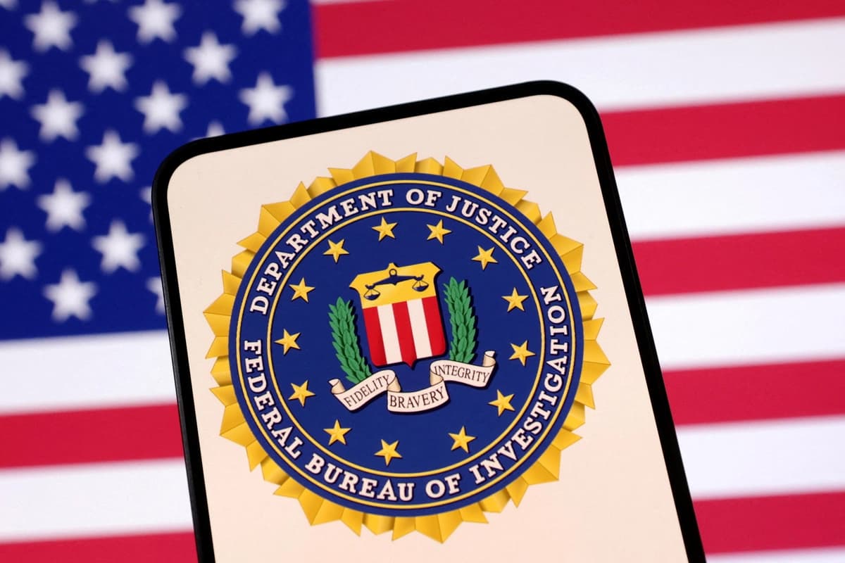 En esta ilustración, creada el 23 de abril de 2025, se aprecian el logotipo del Departamento de Justicia de los Estados Unidos y la bandera estadounidense. (Dado Ruvic/Reuters)