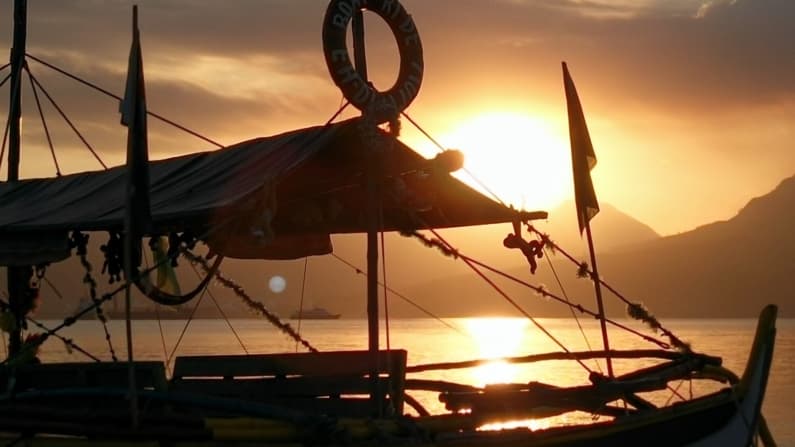 Incendio de ferry deja 5 muertos y 87 desaparecidos en destino turístico de Filipinas