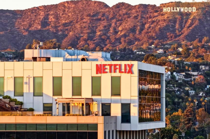 Una vista aérea de los estudios de Netflix, con el cartel de Hollywood a lo lejos en Los Ángeles el 5 de diciembre de 2025. (Mario Tama/Getty Images).
