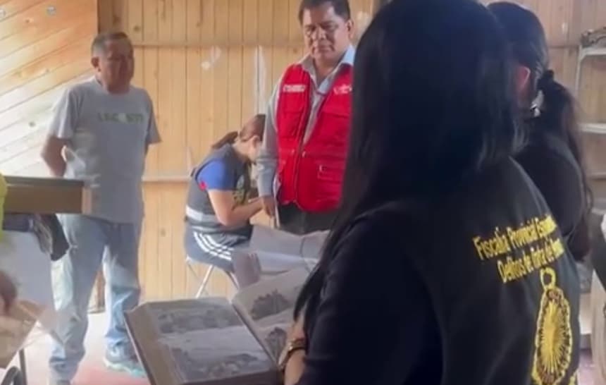Captura de un video en el que se registró la detención de un ciudadano peruano (i) en Lima acusado de servir como reclutador de connacionales que eran engañados con presuntos contratos laborales pero terminaban combatiendo para Rusia en la guerra contra Ucrania. (EFE)