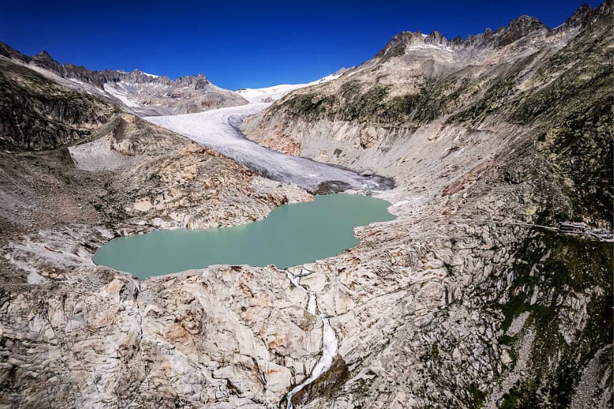 Esta fotografía aérea muestra el deshielo del glaciar del Ródano, situado sobre Gletsch, en los Alpes suizos, el 24 de julio de 2026. El retroceso del glaciar, con una media de unos 10 centímetros al día, ha suscitado la preocupación de que 2026 pueda igualar la pérdida de hielo récord registrada en 2022. (Fabrice COFFRINI / AFP vía Getty Images)