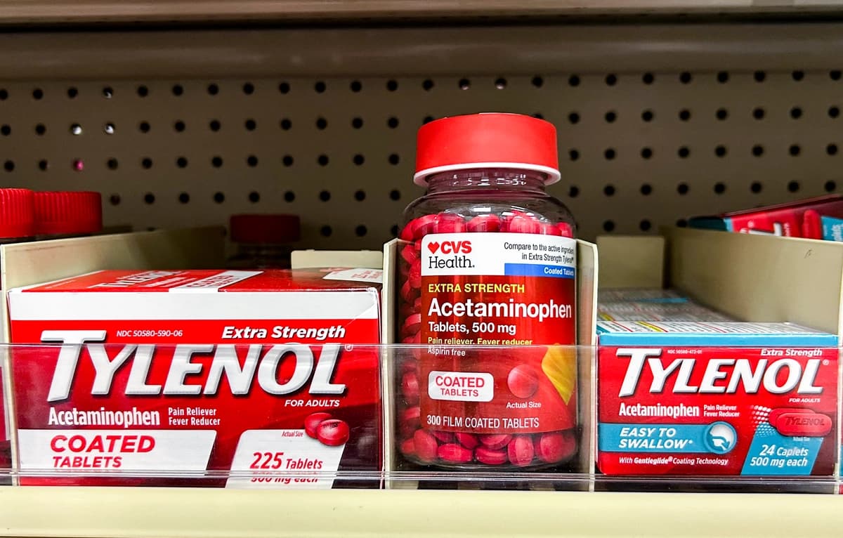 Comprimidos de Tylenol y acetaminofén en una tienda CVS, en esta foto de archivo. (Ronaldo Schemidt/AFP vía Getty Images).