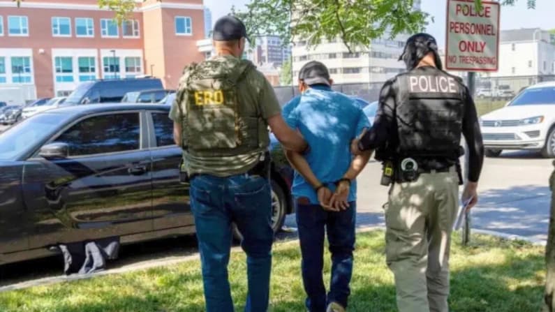 Corte bloquea política de ICE y la compara con las detenciones masivas de la Segunda Guerra Mundial