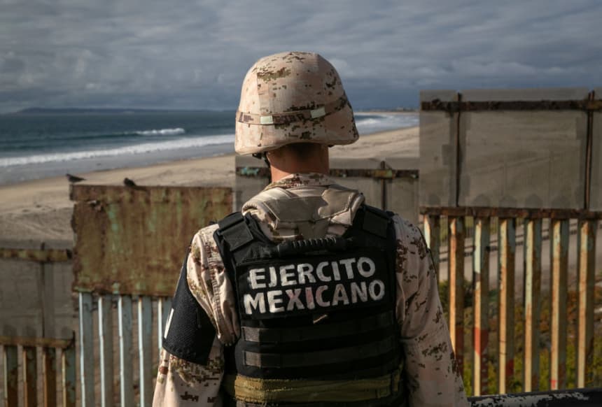 Un soldado de la Guardia Nacional de México mira por encima de la valla fronteriza con Estados Unidos el 28 de septiembre de 2019 en Tijuana, México. (John Moore/Getty Images)