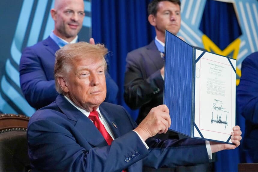 El presidente Donald Trump sostiene la Ley de Ubicación del Monumento a Hershel "Woody" Williams, Medalla de Honor Nacional, tras firmarla durante un evento en el Museo Nacional de la Medalla de Honor en Arlington, Texas, el 10 de septiembre de 2026. (Andrew Harnik/Getty Images).