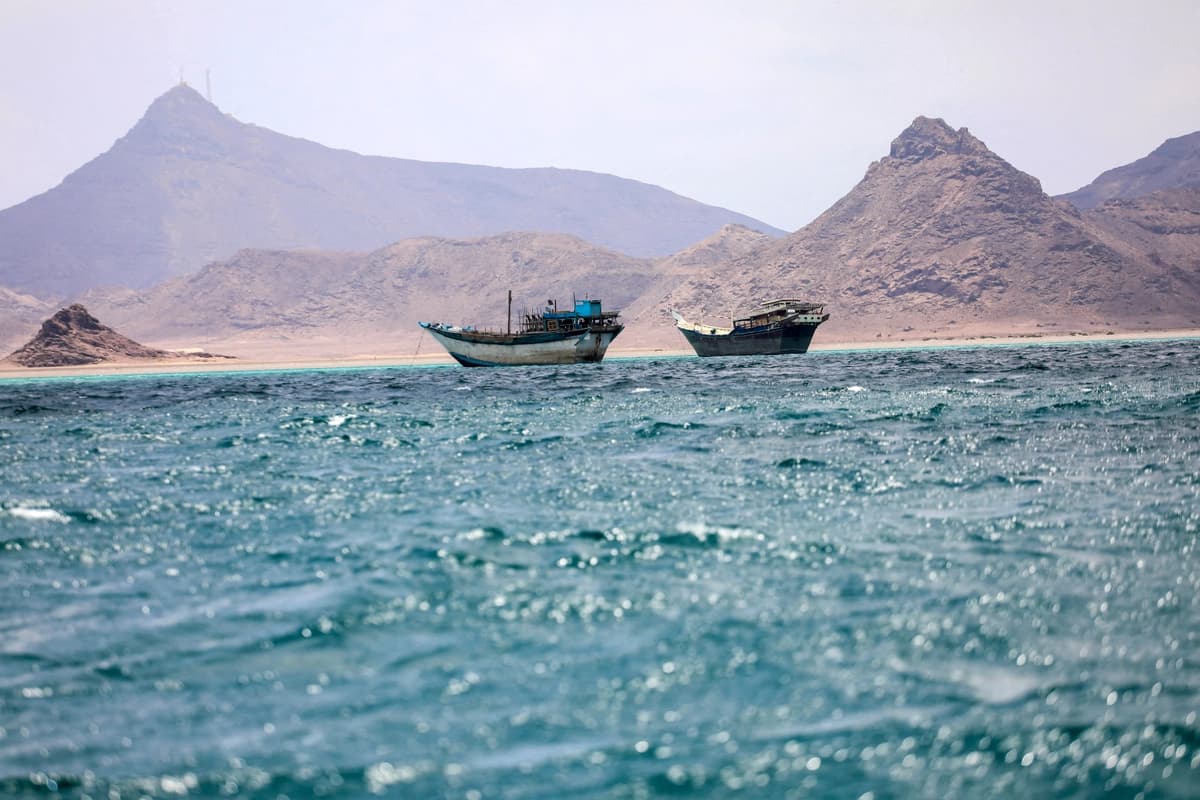 Embarcaciones flotan cerca de la costa de Bab al-Mandab, Yemen, el 2 de abril de 2026. (Reuters)