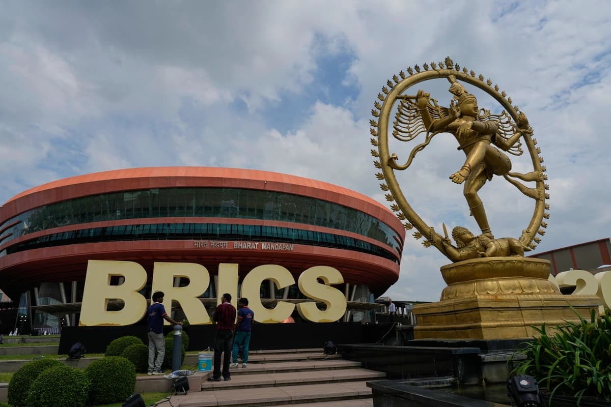 Trabajadores dan los últimos retoques a un letrero de los BRICS antes de la cumbre en Bharat Mandapam, Nueva Delhi, India, el 12 de septiembre de 2026. (Foto de Manish Swarup/AP).