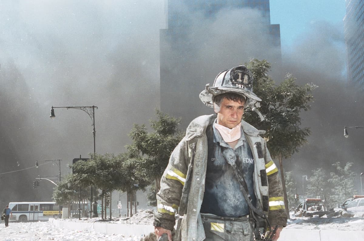 Un bombero se aleja de la Zona Cero después de que aviones comerciales secuestrados por terroristas de Al Qaeda impactaran contra las Torres Gemelas en la ciudad de Nueva York el 11 de septiembre de 2001. Casi 3000 tripulantes, pasajeros y personas en tierra murieron cuando las torres cayeron. (Anthony Correia/Getty Images)