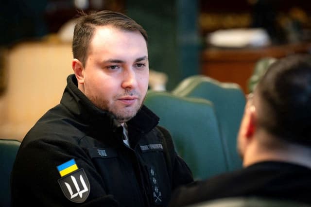El jefe de la Inteligencia Militar de Ucrania, Kyrylo Budanov, se reúne con el presidente de Ucrania, Volodímir Zelenski, en Kiev, Ucrania, según esta fotografía distribuida, el 2 de enero de 2026. (Servicio de Prensa Presidencial de Ucrania/Distribución vía Reuters)