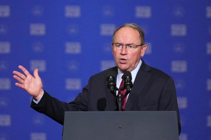 El representante Tom Tiffany ((R-Wis.) habla ante el vicepresidente JD Vance en las instalaciones de la Guardia Nacional Aérea de Wisconsin en el Aeropuerto Internacional Milwaukee Mitchell en Milwaukee, Wisconsin, el 8 de julio de 2026. (Mark Schiefelbein/AP)