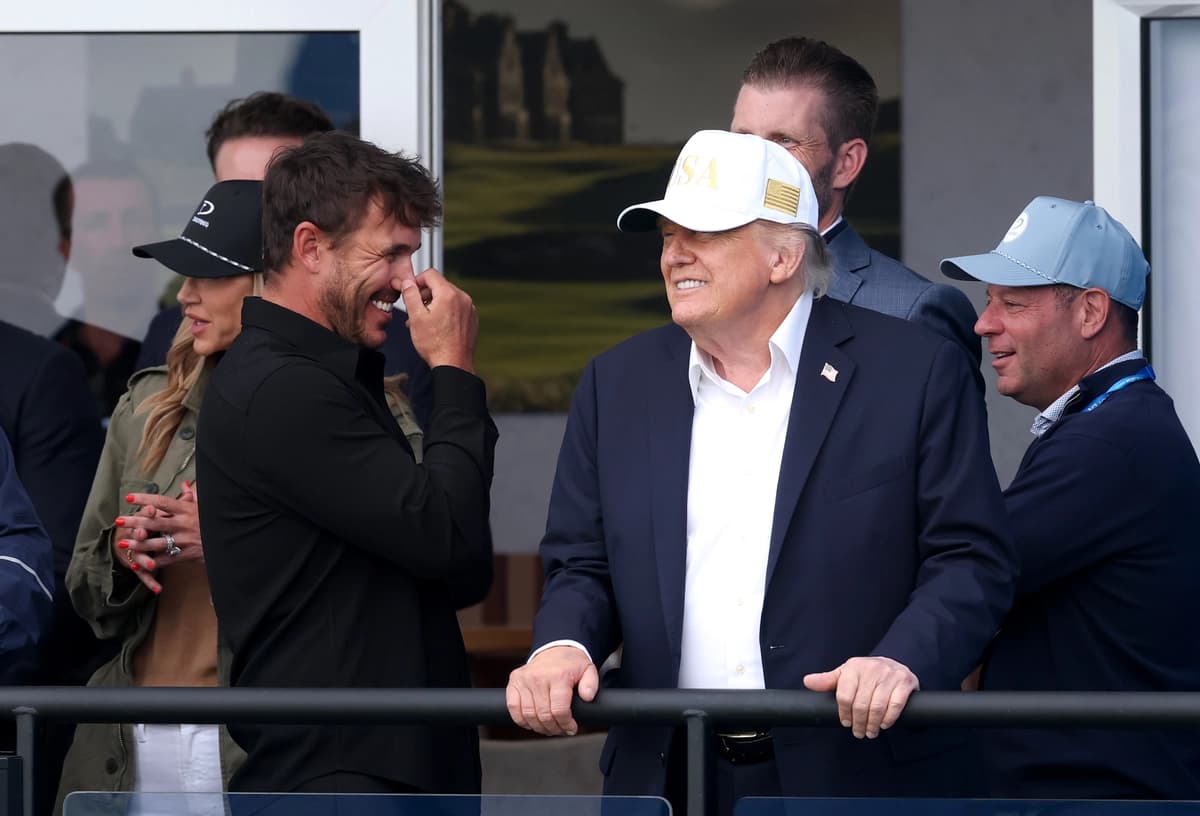 Brooks Koepka (izquierda), de Estados Unidos, conversa con el presidente de EE. UU., Donald Trump (derecha), en el Amgen Irish Open, celebrado en el Trump International Golf Links de Doonbeg, en Clarecastle, Irlanda, el 12 de septiembre de 2026. (Warren Little/Getty Images)