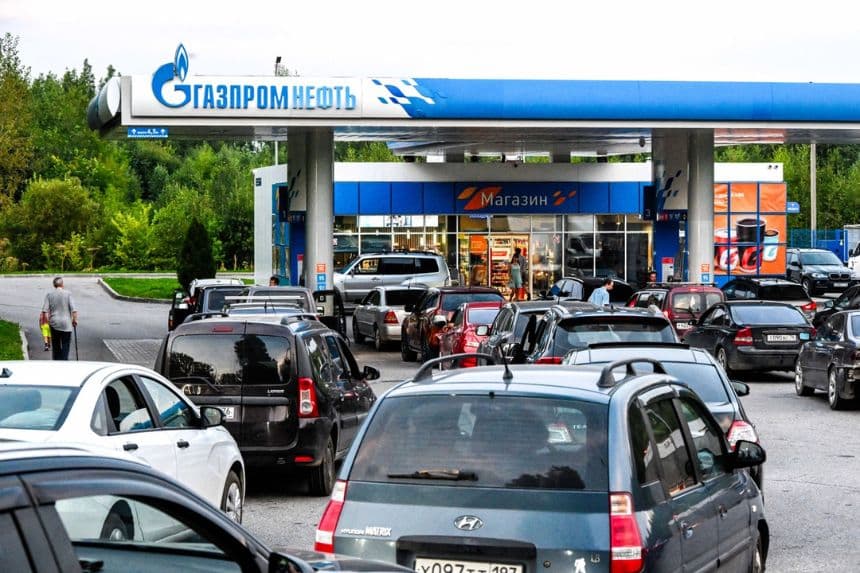 Varias personas hacen cola para repostar en una gasolinera de Gazpromneft en las afueras de Pereslavl-Zalesskiy, Rusia, el 6 de agosto de 2026. (Igor Ivanko/AFP vía Getty Images)