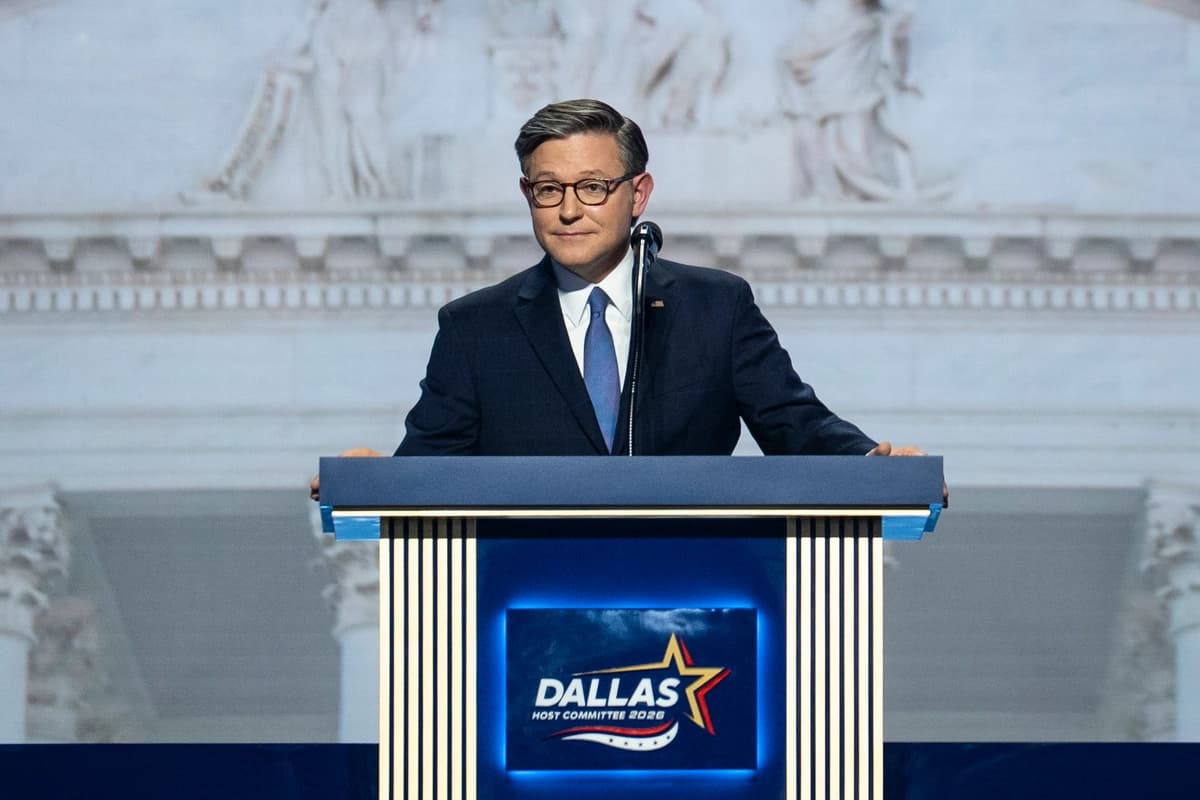 El presidente de la Cámara de Representantes, Mike Johnson (R-La.), habla durante el segundo día de la Convención Republicana de Mediano Plazo de 2026 en Dallas, el 10 de septiembre de 2026. (Madalina Kilroy/The Epoch Times)