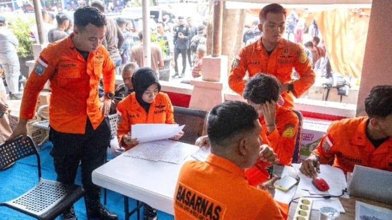 Al menos 129 personas desaparecen tras el naufragio de embarcación de pasajeros indonesio